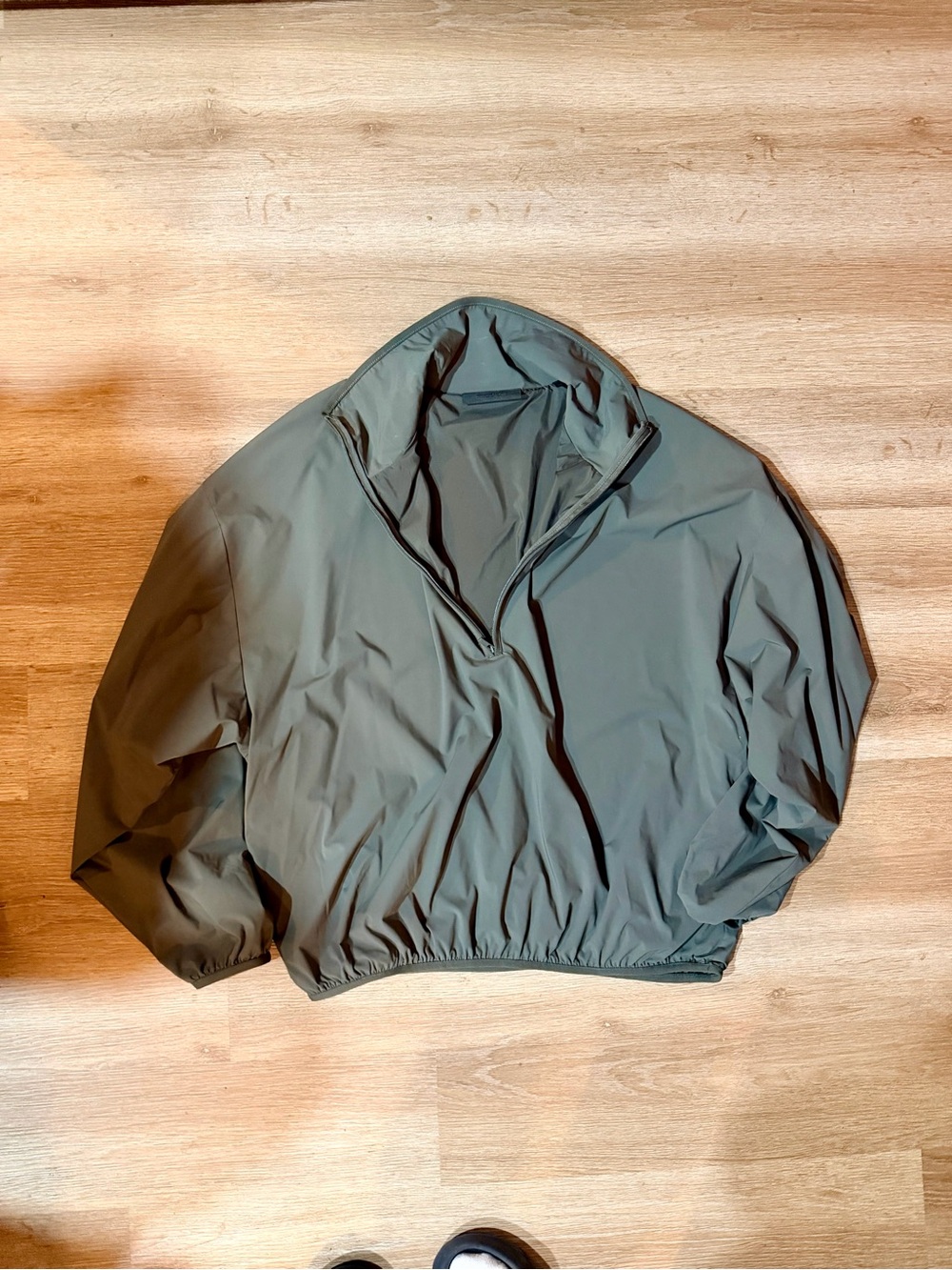 FEAR OF GOD ESSENTIALS Half-zip Mockneck Sweatshirt in Stretch Woven Nylon - Picture 2 of 9